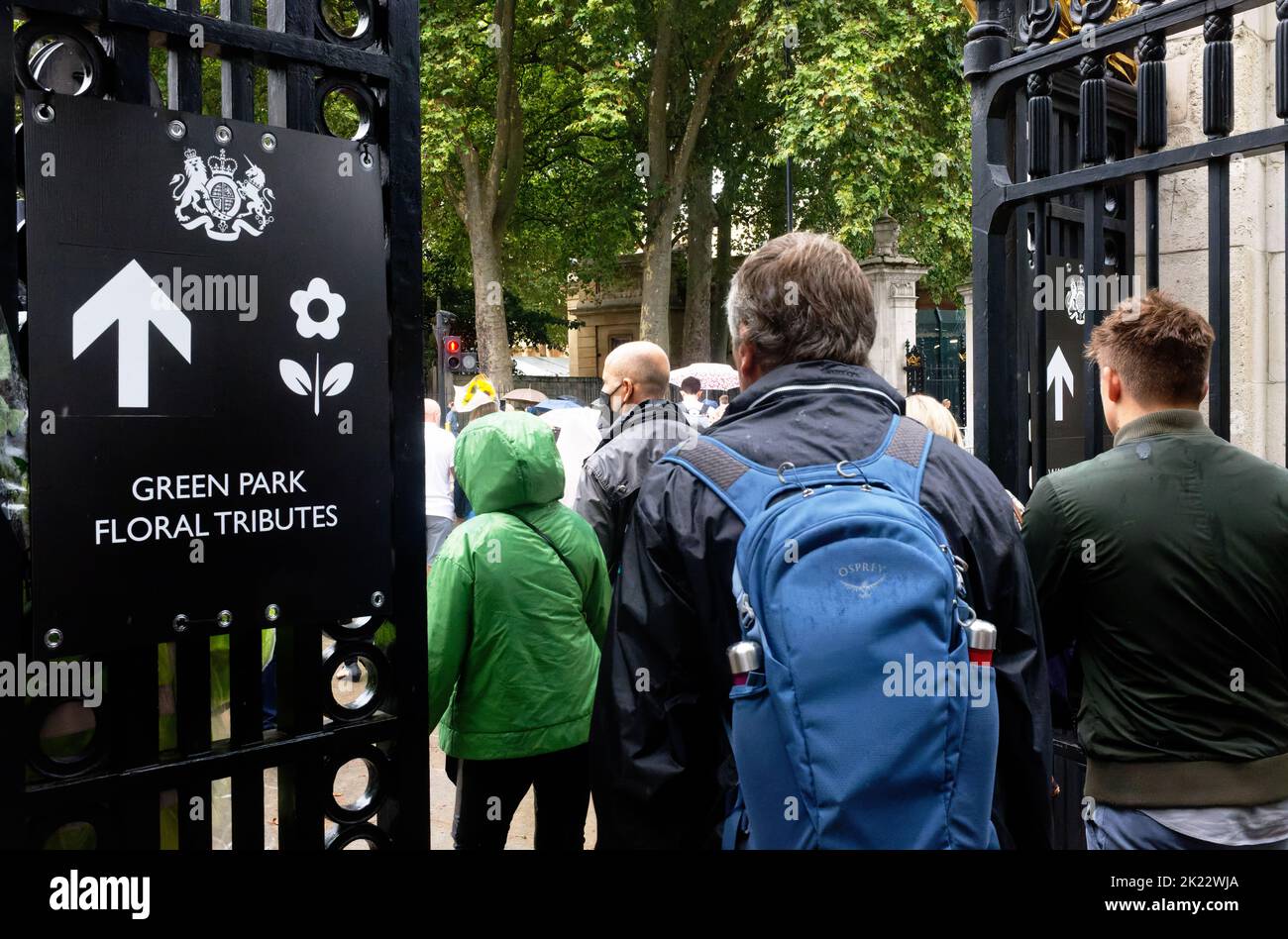 Des signes du palais de Buckingham indiquant les amateurs de tournants dans la direction des hommages floraux à la reine Elizabeth II sur sa mort pour qu'ils puissent déposer des fleurs Banque D'Images