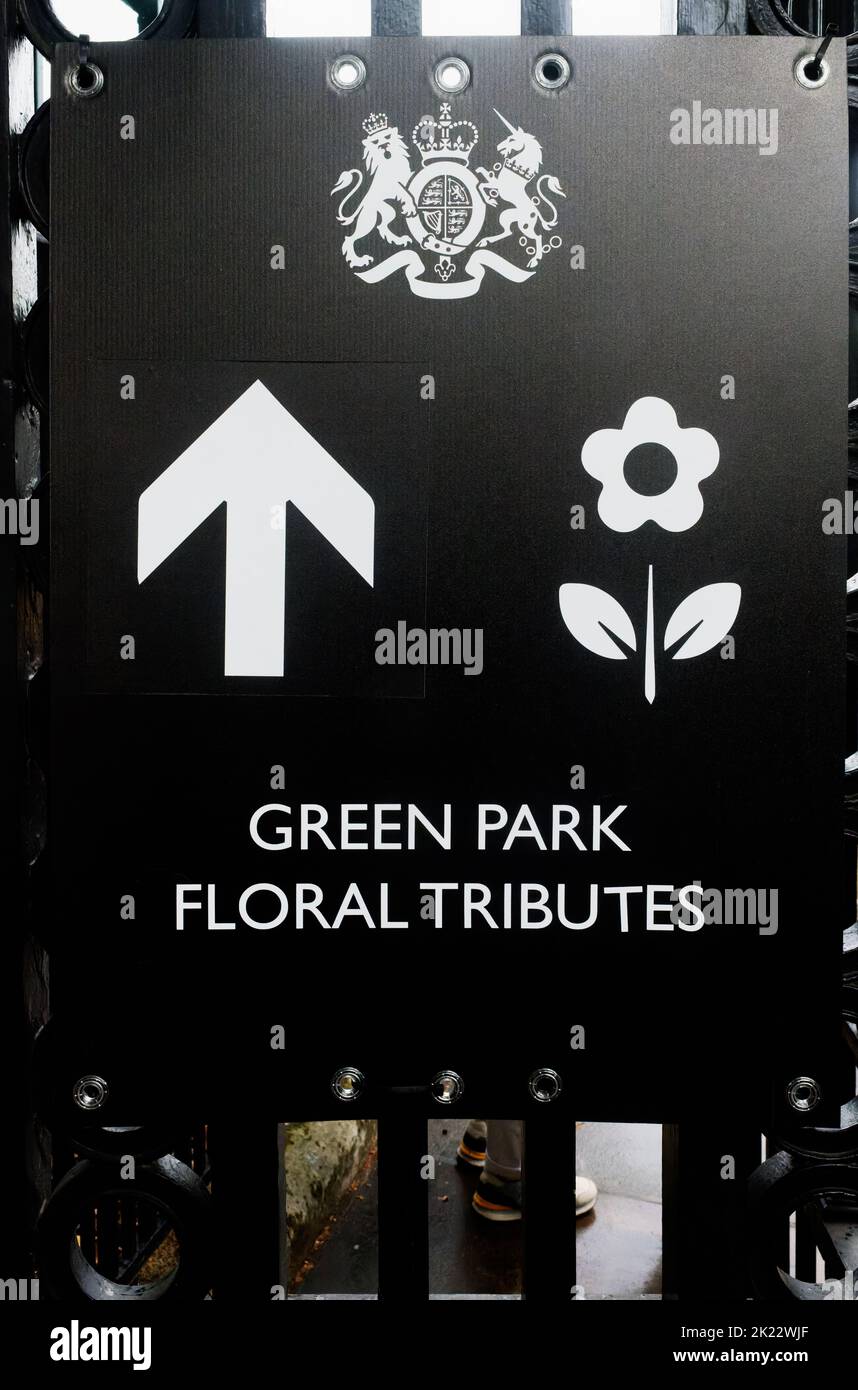 Des signes du palais de Buckingham indiquant les amateurs de tournants dans la direction des hommages floraux à la reine Elizabeth II sur sa mort pour qu'ils puissent déposer des fleurs Banque D'Images