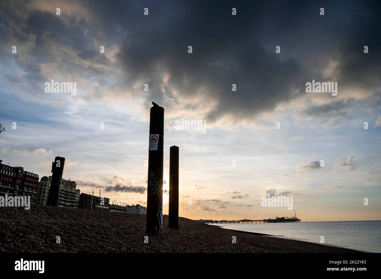 Brighton UK 22nd septembre 2022 - nuages sombres et soleil tôt le matin au-dessus de Brighton front de mer comme un temps plus instable est prévu pour les prochains jours . . : Crédit Simon Dack / Alamy Live News Banque D'Images