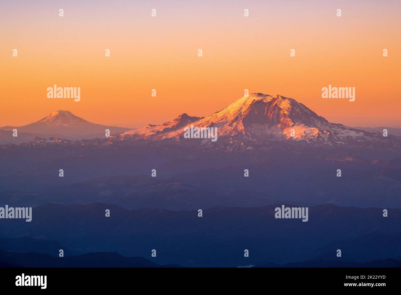 Vue aérienne du mont Adams et du mont Rainier au lever du soleil, Washington, États-Unis Banque D'Images