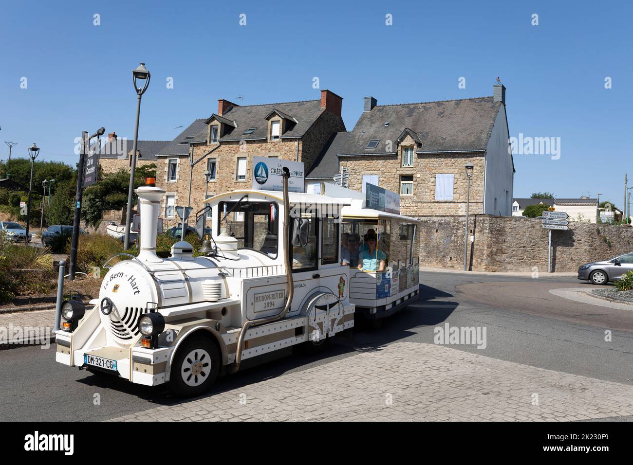 Visite touristique avec un train touristique à la Roche Bernard, France Banque D'Images