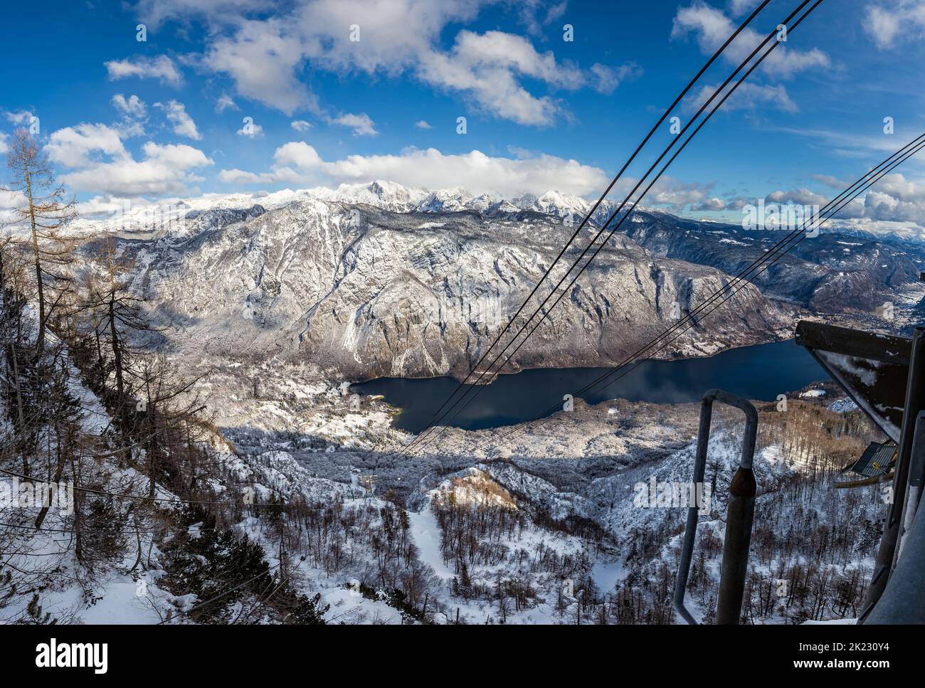 Bohinj, Slovénie - vue panoramique sur le lac de Bohinj (Bohinjsko Jezero) lors d'une journée d'hiver ensoleillée avec téléphérique à Vogel, situé dans la vallée de Bohinj de Banque D'Images