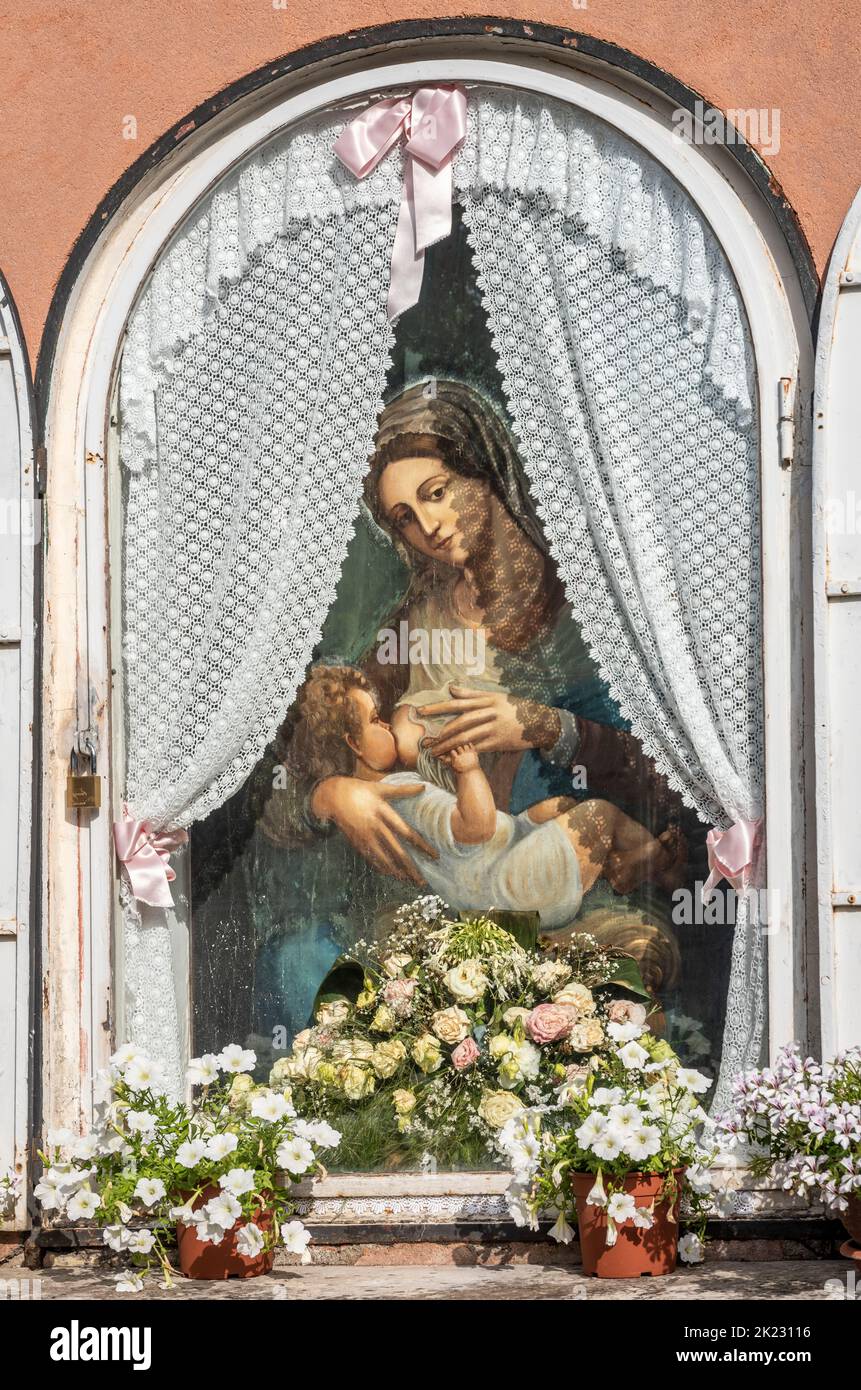 Un sanctuaire en bord de route en Sicile, Italie, montrant la Madonna (Madonna del Latte), une image de la Vierge Marie allaitant le bébé Jésus Banque D'Images
