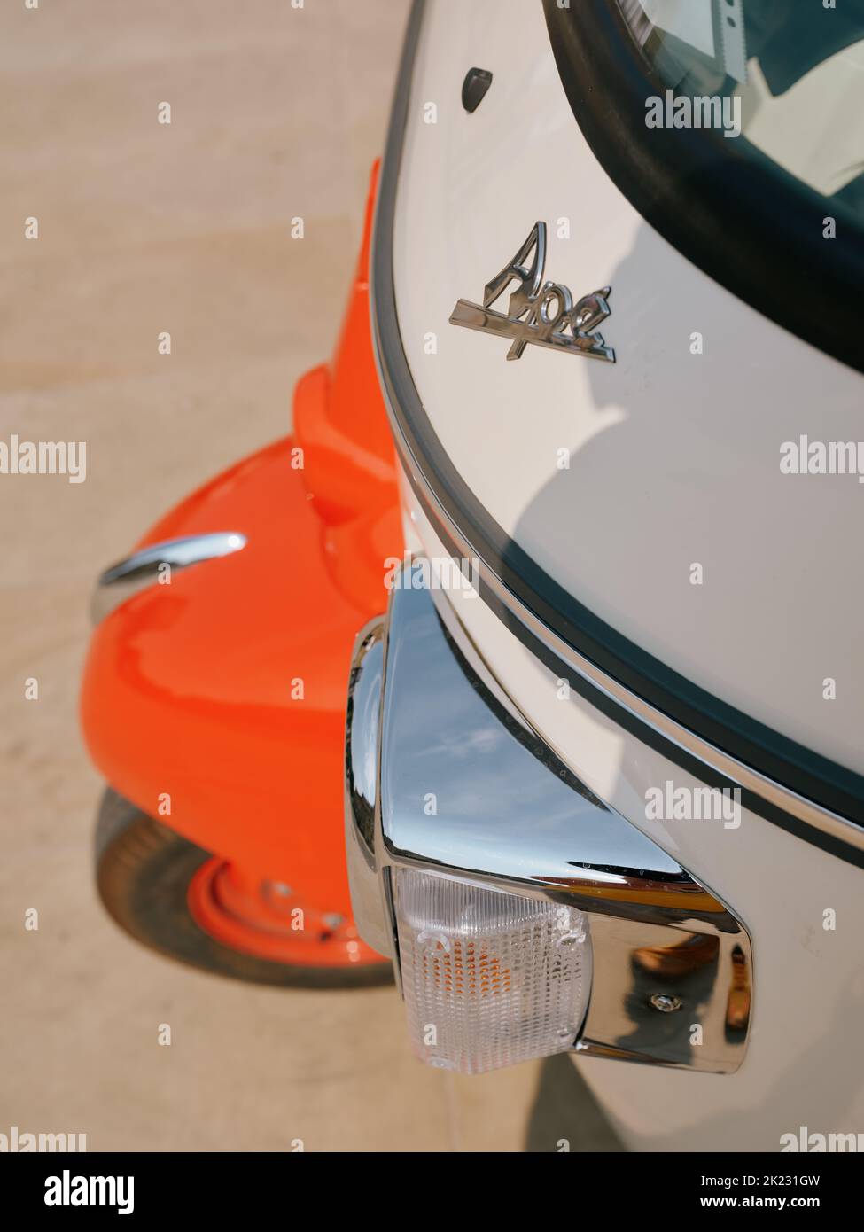 Le Piaggio APE, initialement commercialisé sous le nom de VespaCar ou TriVespa, est un véhicule commercial léger à trois roues, fabriqué et commercialisé par Piaggio Banque D'Images