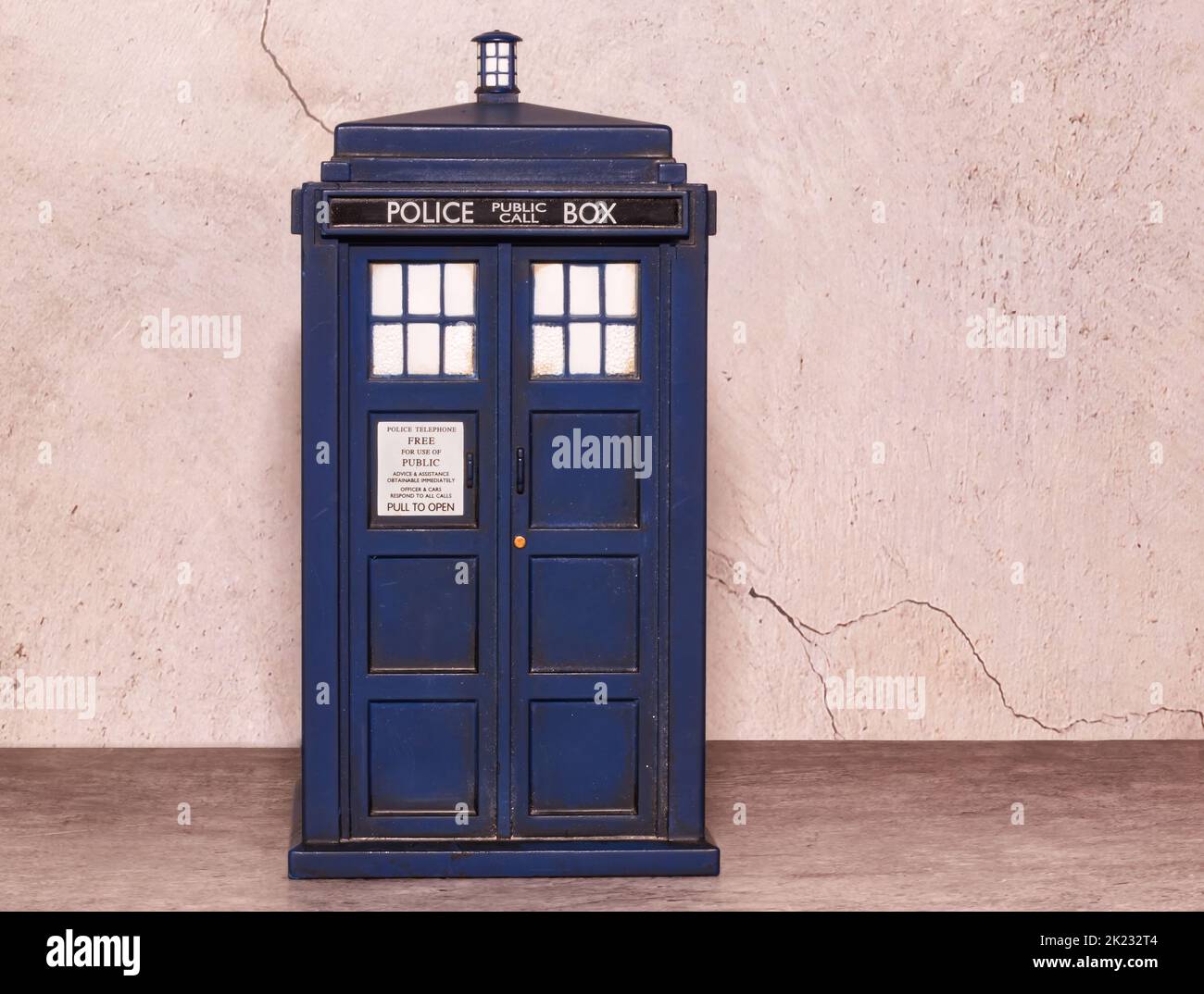 Carnet d'appel de police isolé sur le fond du mur. TARDIS du Docteur OMS. Espace pour le texte. Banque D'Images