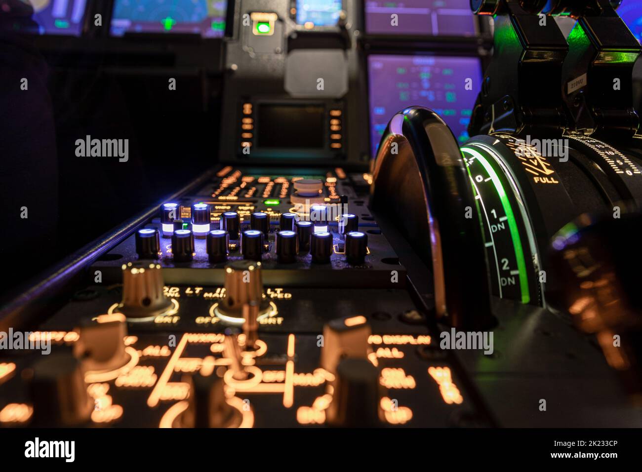 Photos d'un vol de nuit d'un Airbus 320 à l'intérieur du cockpit. Différents points de mise au point des instruments. Sur le côté droit, la roue de garnissage et le longeron Banque D'Images