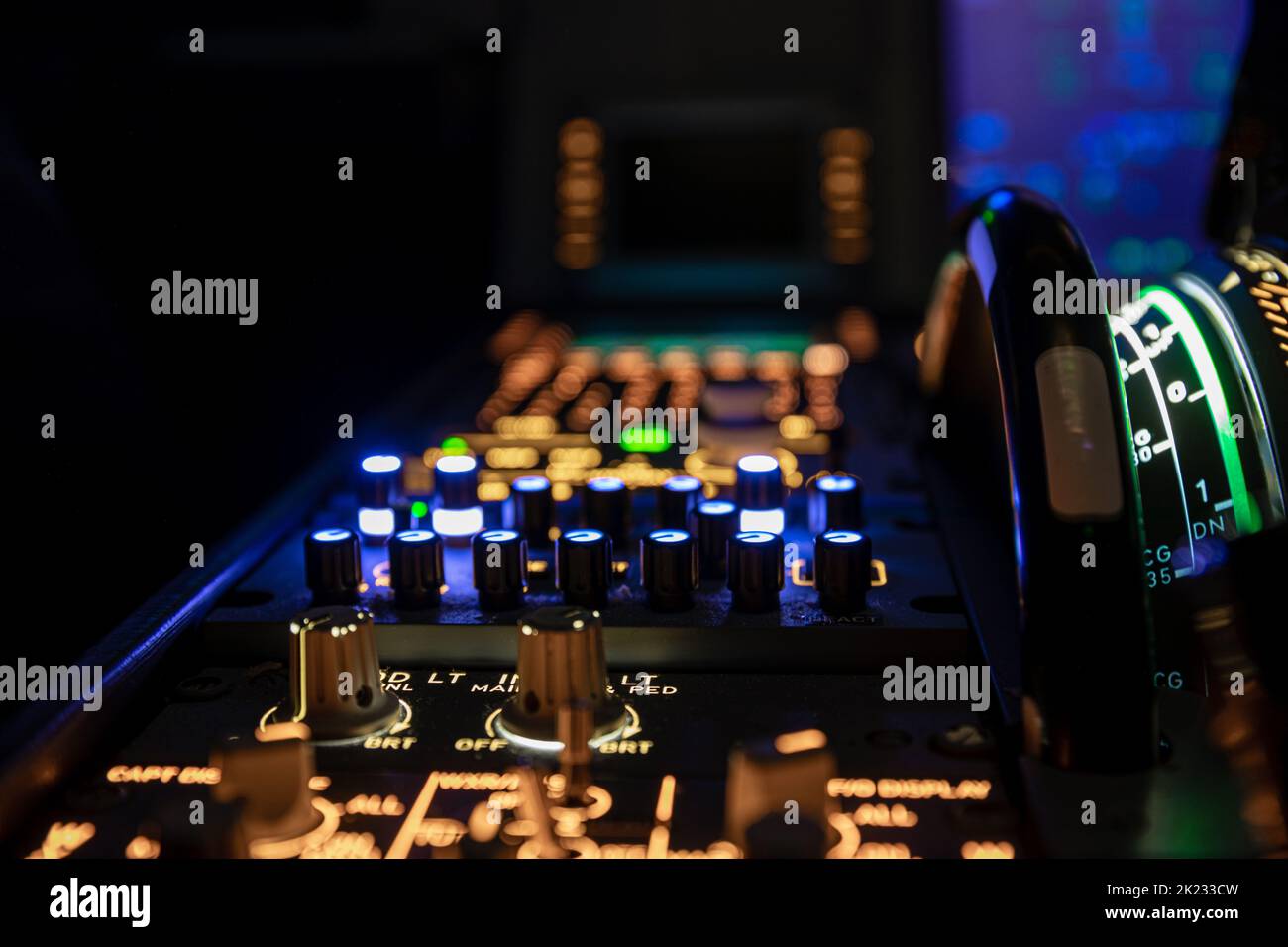 Photos d'un vol de nuit d'un Airbus 320 à l'intérieur du cockpit. Différents points de mise au point des instruments. Sur le côté droit, la roue de garnissage et le longeron Banque D'Images
