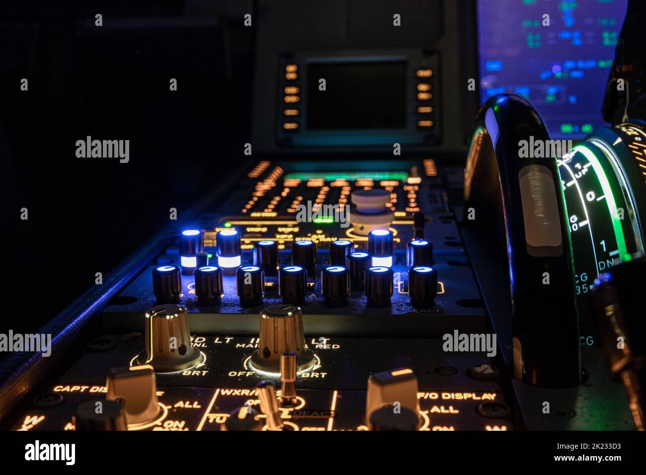 Photos d'un vol de nuit d'un Airbus 320 à l'intérieur du cockpit. Différents points de mise au point des instruments. Sur le côté droit, la roue de garnissage et le longeron Banque D'Images