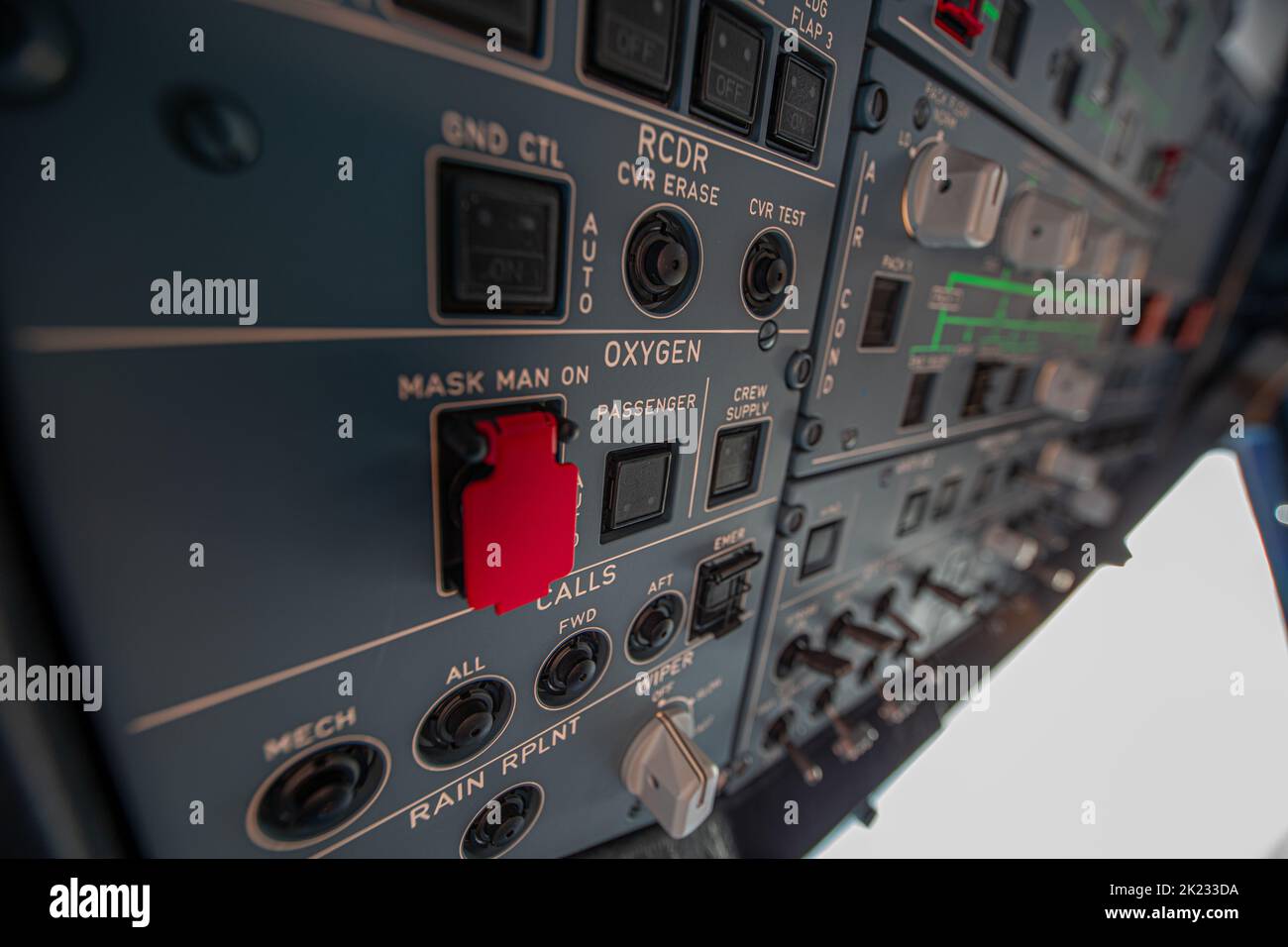 Airbus Flight Deck a été tourné avec le tableau de bord et la vue vers le bas sur les nuages. Une mise au point claire sur le commutateur manuel du masque. Banque D'Images