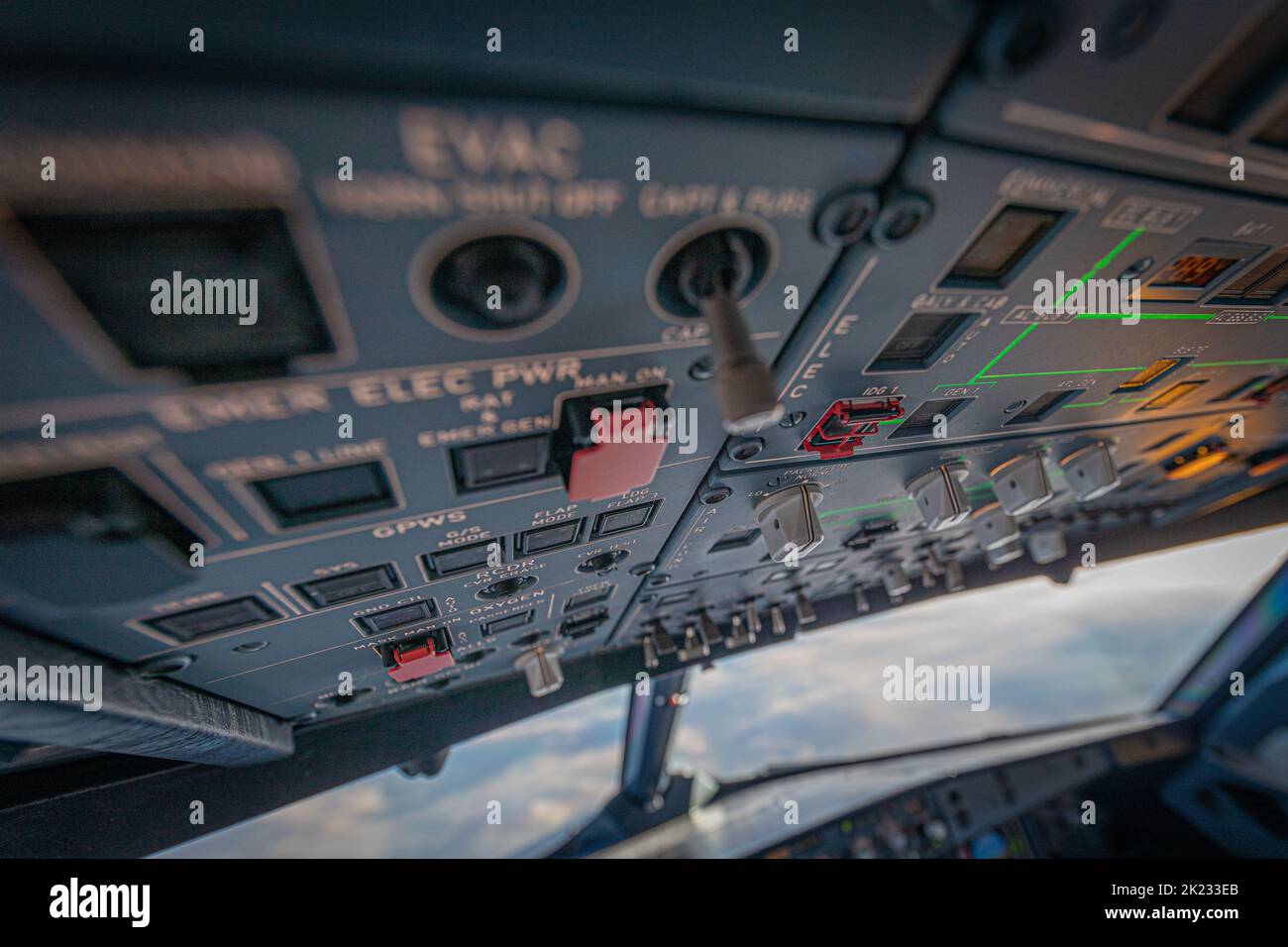 Airbus Flight Deck a été filmé avec le tableau de bord et une vue vers le bas sur les nuages. Mise au point claire sur le commutateur manuel du masque. Banque D'Images