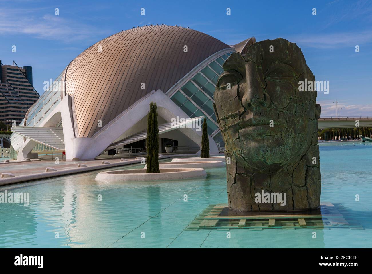 Sculpture de visages par Igor Mitoraj par le bâtiment Hemisfèric, un cinéma numérique 3D et planétarium, à la Cité des Arts et des Sciences de Valence, Espagne en septembre Banque D'Images
