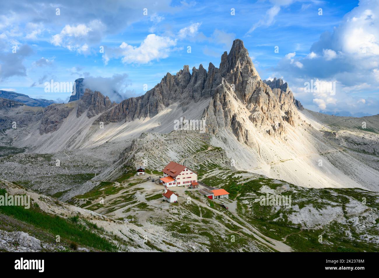 Vue imprenable sur une cabane de montagne pendant un beau coucher de soleil avec le Mont Paterno en arrière-plan. Banque D'Images