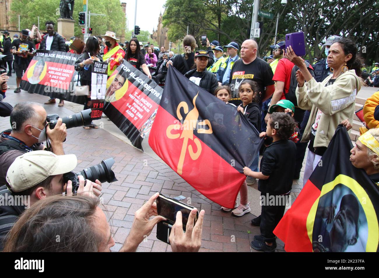 Sydney, Australie. 22nd septembre 2022. Le FISTT (combat de solidarité vers les traités) a organisé une manifestation contre la monarchie lors de la journée nationale australienne de deuil public à la suite de la mort de la Reine. Photo : les manifestants arrivent à la statue de la reine Victoria, située à Queen's Square Chambers à la fin de la marche. Credit: Richard Milnes/Alamy Live News Banque D'Images