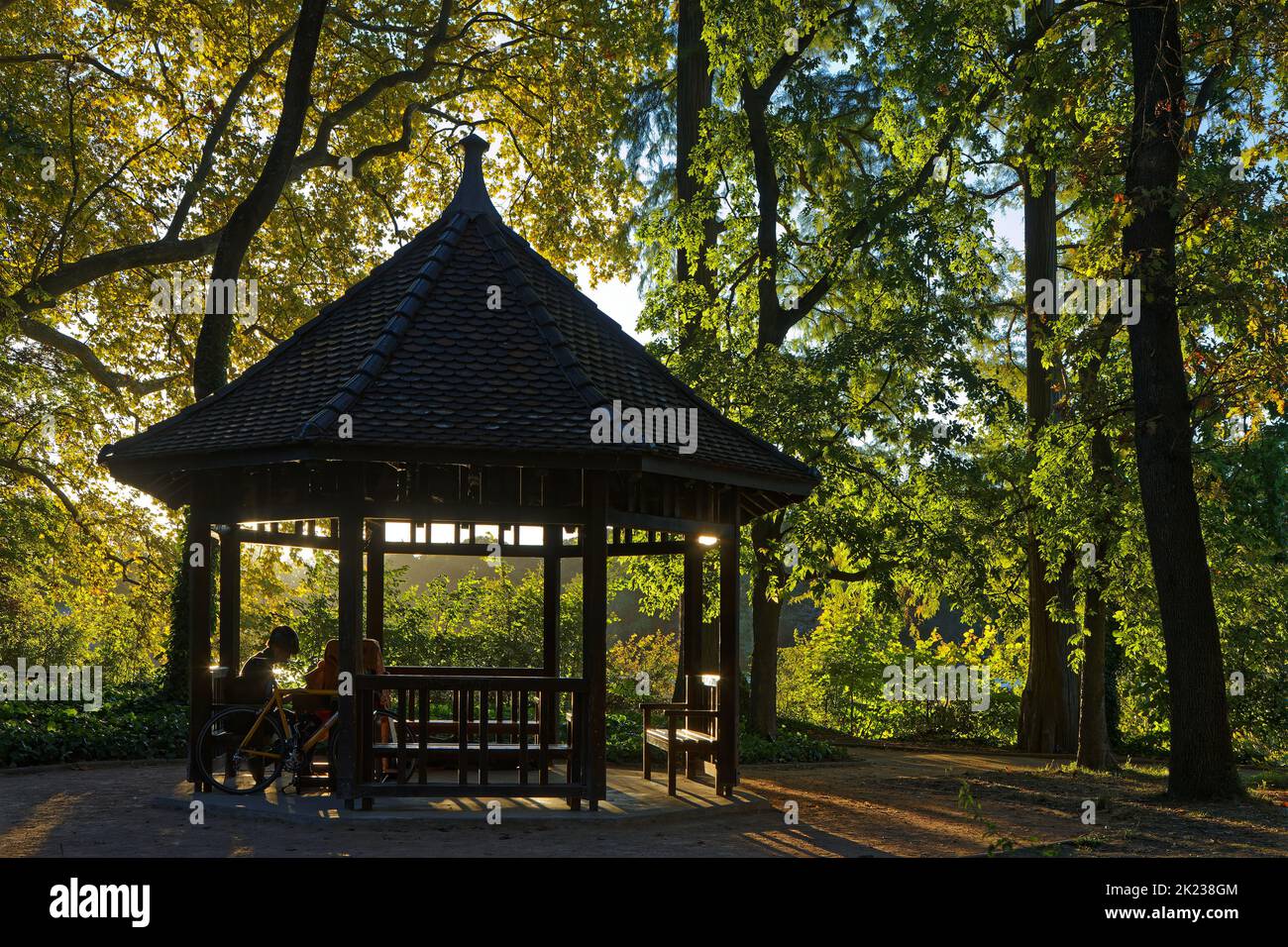 LYON, FRANCE, 20 septembre 2022 : le soleil du matin brille sur le kiosque musical Banque D'Images