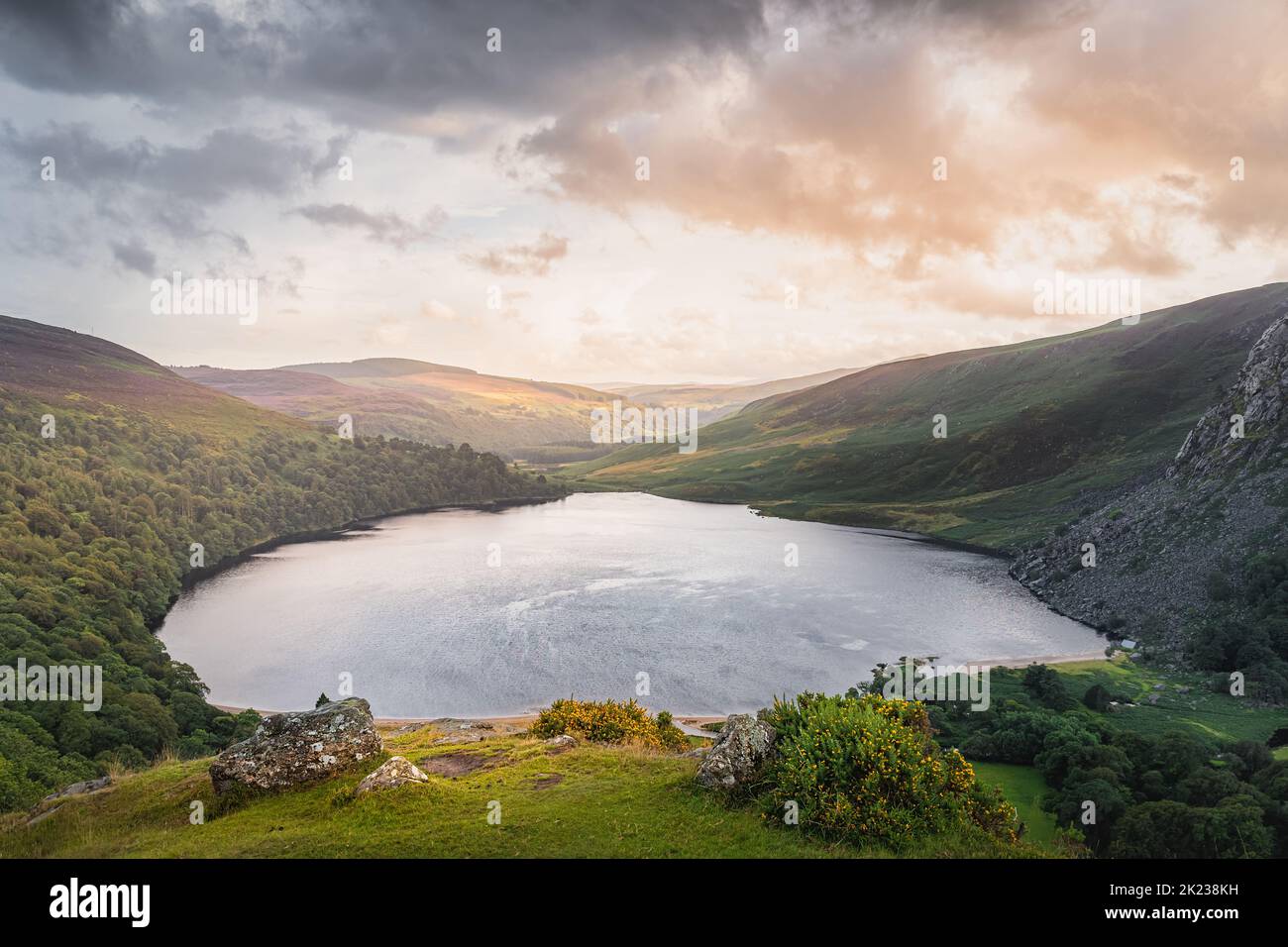 Magnifique et spectaculaire coucher de soleil à Lough Tay, appelé le lac Guinness situé dans la vallée profonde et entouré par les montagnes Wicklow, Irlande Banque D'Images