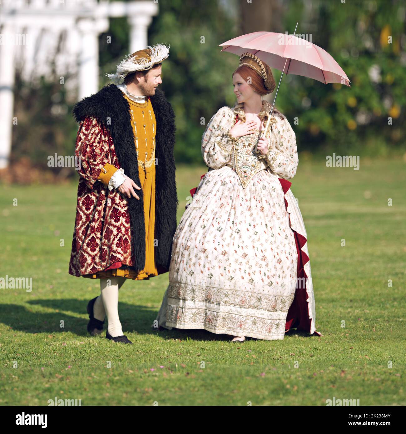 Il fait toujours sa rougissement, un couple royal passant du temps ensemble dans les jardins. Banque D'Images