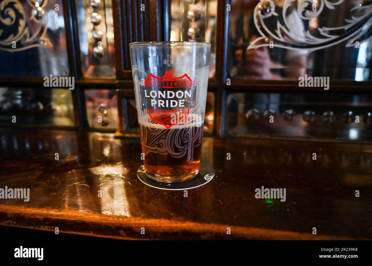 Bière London Pride en verre dans un pub britannique Banque D'Images