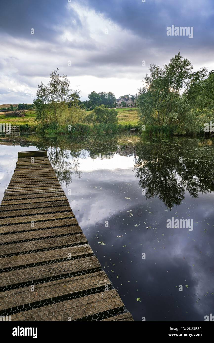 KIRK Yetholm, frontières écossaises, Royaume-Uni – pêche sur le Loch Yetholm en regardant le Lodge Banque D'Images