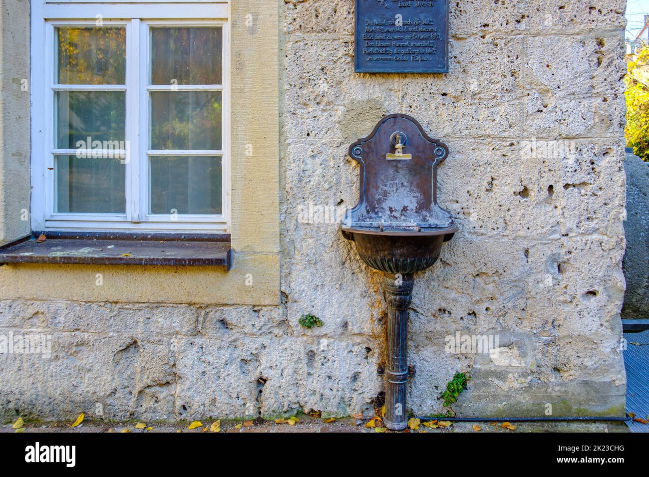 Fenêtre, plaque commémorative à Eduard Mörike et évier d'eau potable au musée de la ville de Klostermühle, Bad Urach, Bade-Wurtemberg, Allemagne. Banque D'Images