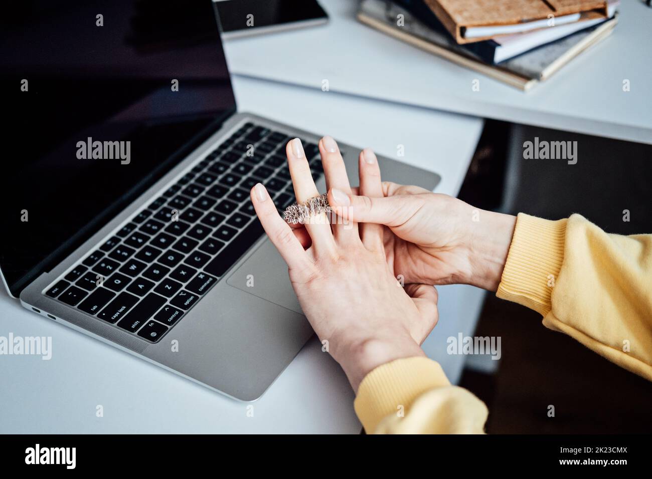 Acupuncture su Jok, sujok, su jok, su-jok est la médecine traditionnelle chinoise. Sujok douleur traitement de doigt Massager anneaux de circulation sur la femme Banque D'Images