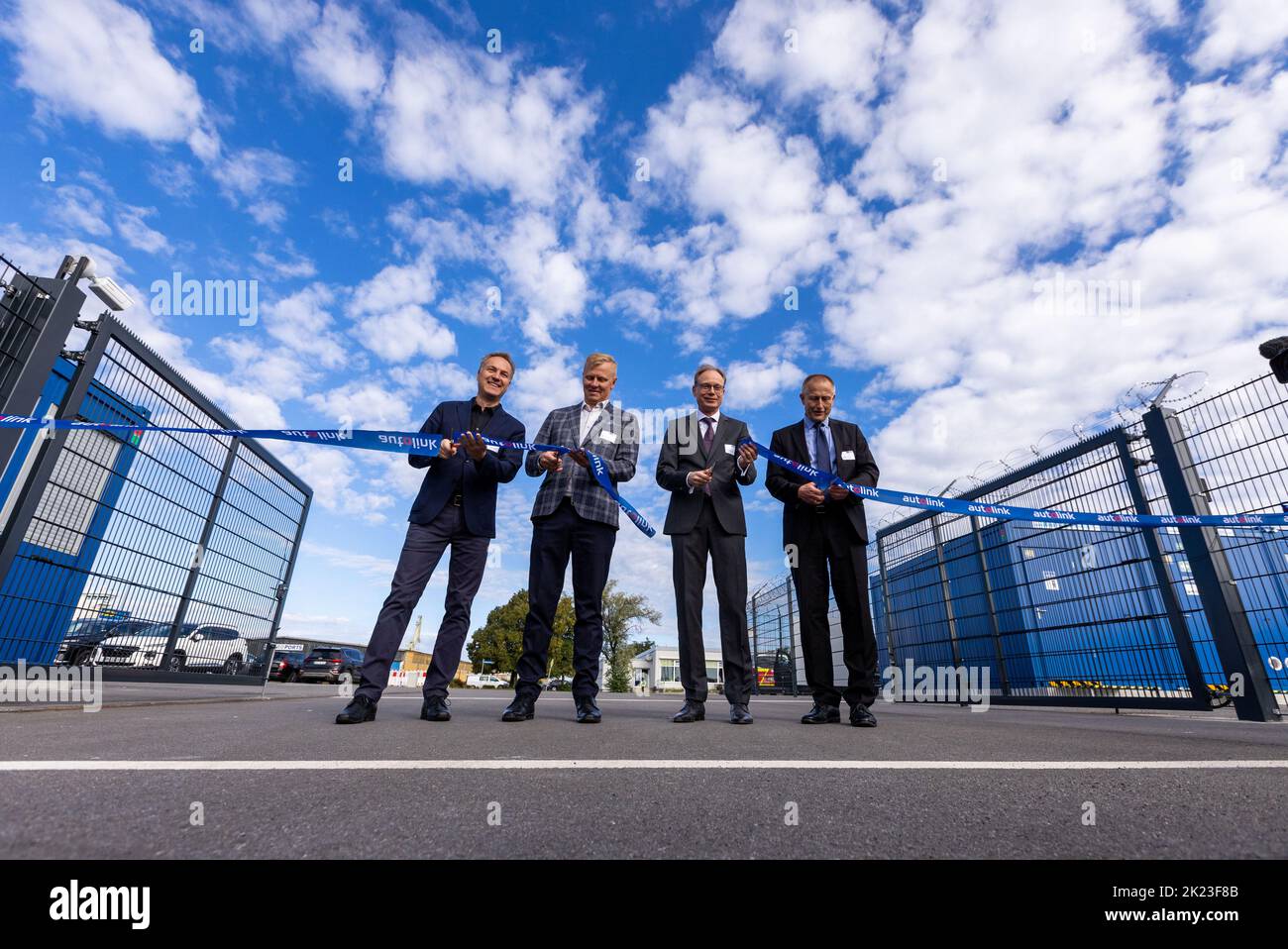 22 septembre 2022, Mecklembourg-Poméranie occidentale, Rostock: Holger Matthäus (l-r), sénateur pour l'infrastructure, l'environnement et la construction à Rostock, Kristian-Jaak Reigo, directeur général d'Autolink, Jochen Schulte, secrétaire d'État aux Affaires économiques du gouvernement de Mecklembourg-Poméranie-Occidentale, Et Gernot Tesch, directeur général de Rostock Port, a symboliquement coupé le ruban pour marquer l'ouverture du nouveau terminal automobile dans le port de Rostock. La planification a commencé en octobre 2020 pour le terminal de véhicules avec un espace de 75 000 mètres carrés, plusieurs voies d'accès et un accès direct aux postes d'amarrage des navires Banque D'Images