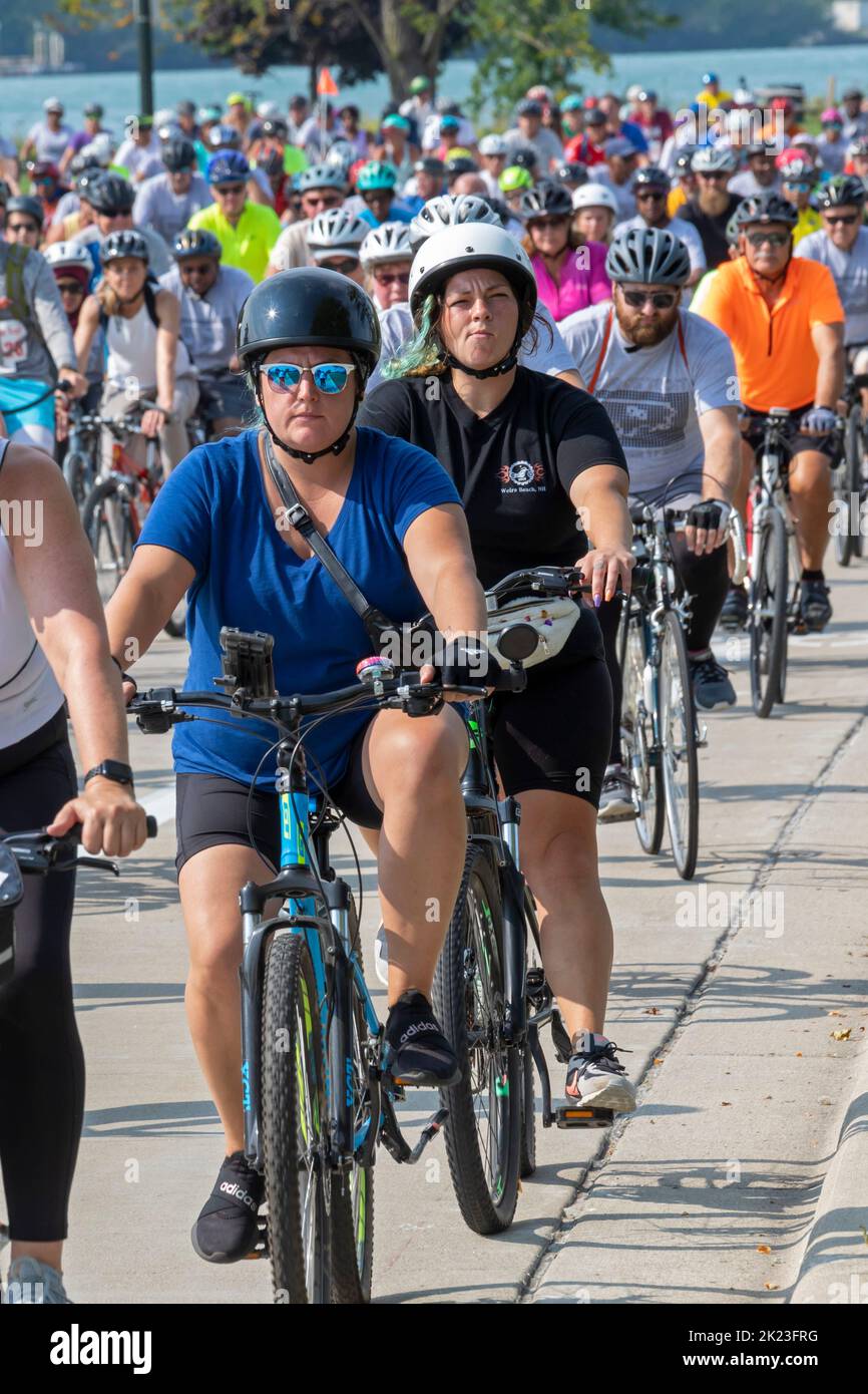 Detroit, Michigan - des milliers de cavaliers ont rejoint le Tour de Troi 2022, dont une partie était sur Belle Isle le long de la rivière Detroit. Le Tour de Troi est un Banque D'Images