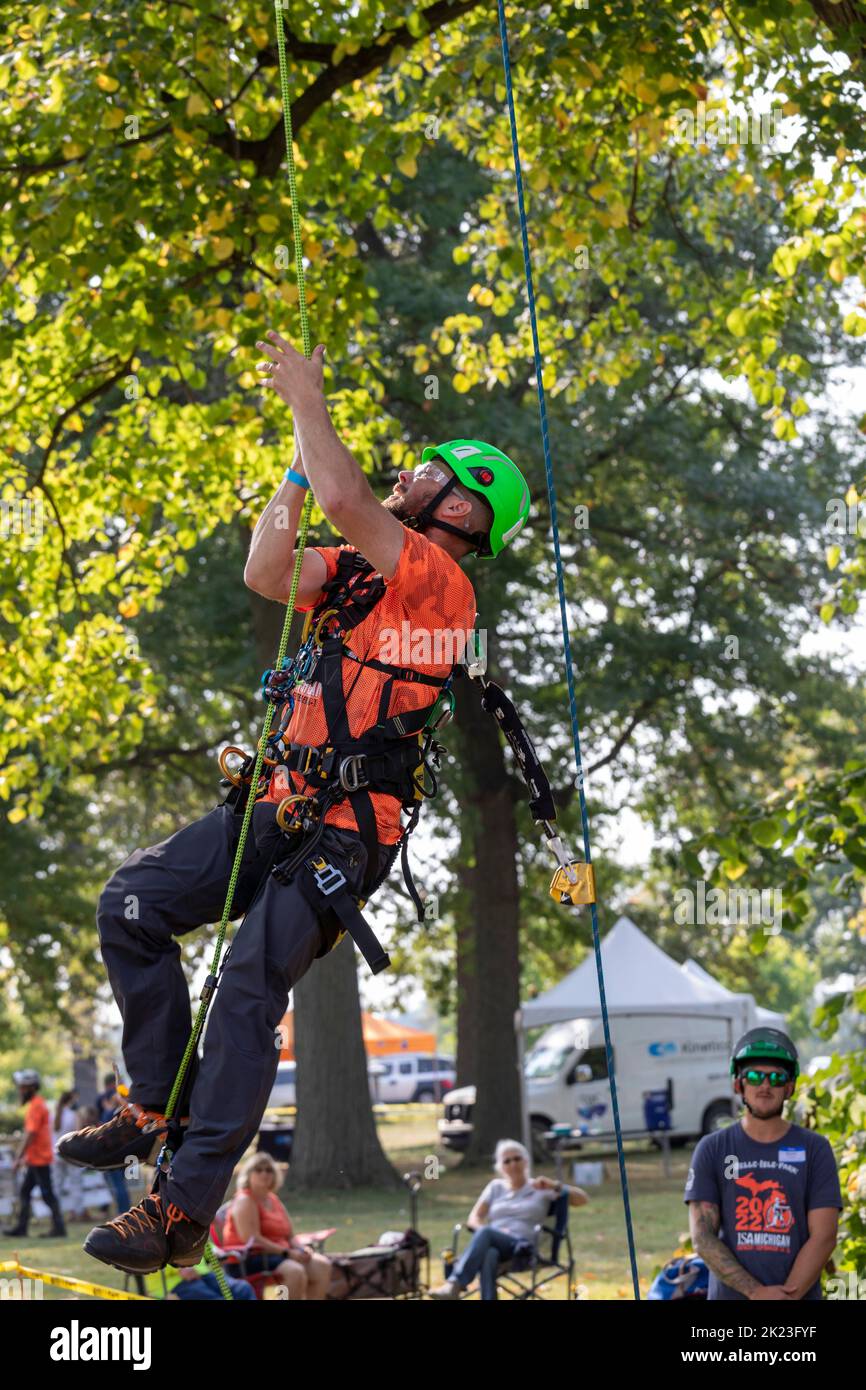 Detroit, Michigan - les arboristes professionnels participent au championnat d'escalade de Michigan Tree. Banque D'Images