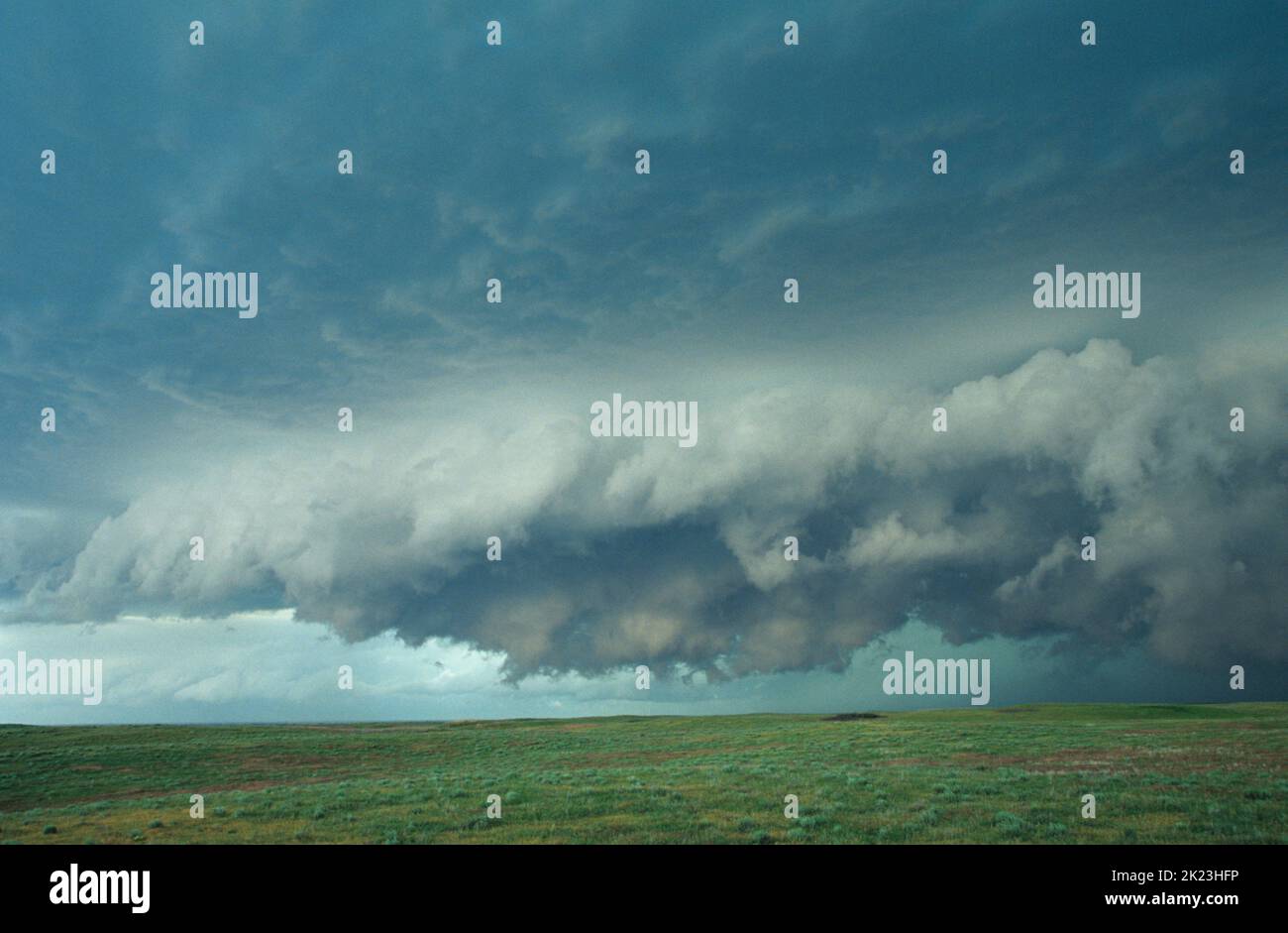 Un front de rouille ou un nuage d'arcus se forme sous un violent orage de supercellules. Près de Meade, Kansas Banque D'Images