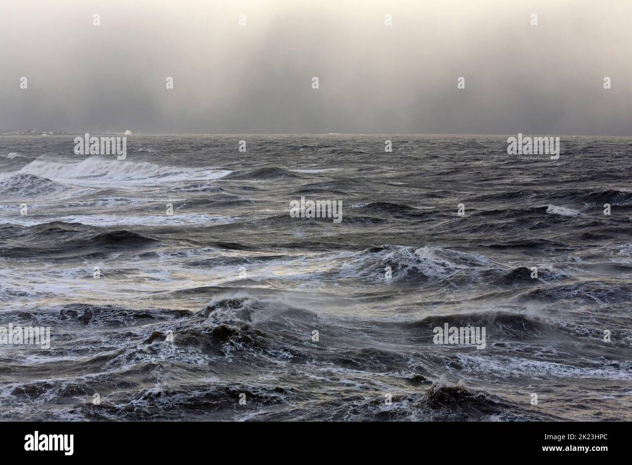 Une tempête produit la grêle et la neige sur la mer du Nord sur la côte nord-est de l'Angleterre à Seaham Banque D'Images