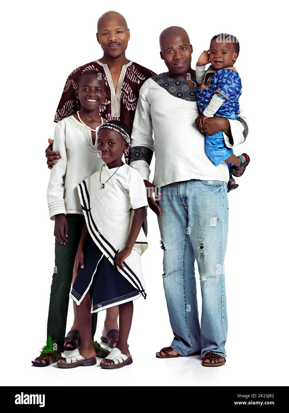 Nous prenons bien soin de nos enfants. Photo en studio de deux hommes africains avec leurs enfants isolés sur du blanc Banque D'Images