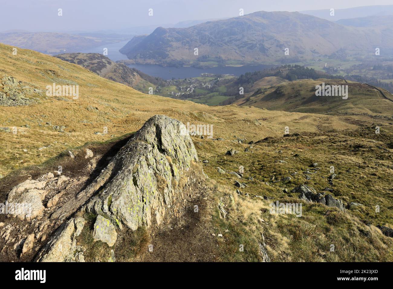 Vue sur le village de Glenridding et le lac d'Ullswater, parc national de Lake District, Cumbria, Angleterre, Royaume-Uni Banque D'Images