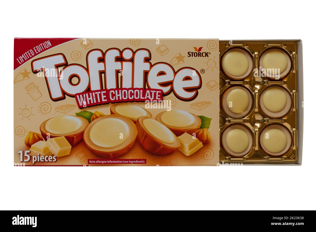 Boîte de l'édition limitée Toffifee White Chocolate de Storck ouvert pour montrer le contenu isolé sur fond blanc Banque D'Images