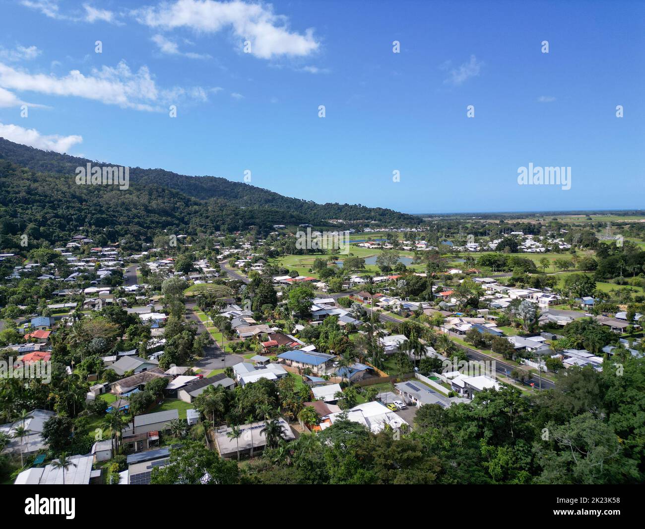 Photo aérienne de la propriété tropicale dans la chaîne de montagnes Banque D'Images
