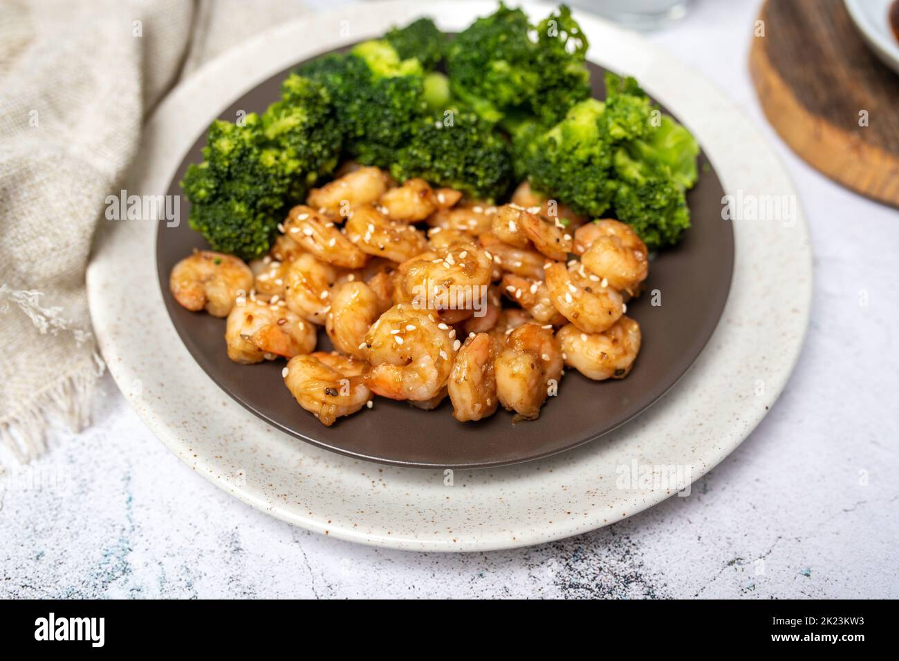 Crevettes et brocoli, plat riche en protéines et pauvre en calories. Graines de sésame à la sauce teriyaki. FACILE CREVETTES ET BROCOLI REMUER FRY. Banque D'Images