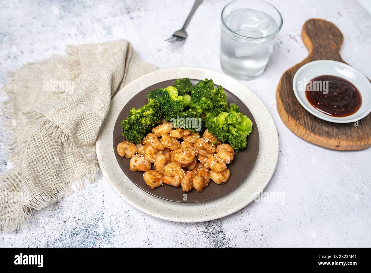 Crevettes et brocoli, plat riche en protéines et pauvre en calories. Graines de sésame à la sauce teriyaki. FACILE CREVETTES ET BROCOLI REMUER FRY. Banque D'Images