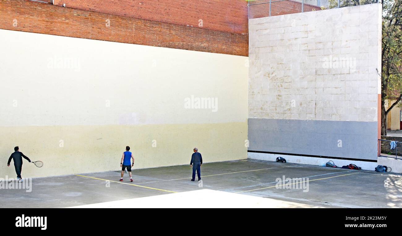 Jeu du fronton dans les jardins du quartier de El Clot, Barcelone, Catalunya, Espagne, Europe Banque D'Images