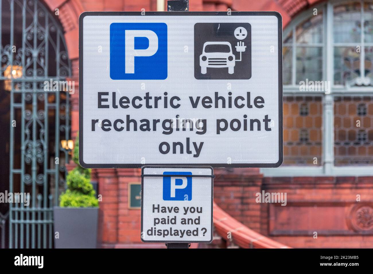 Royaume-Uni, Durham - 17 juillet 2022: Point de recharge de véhicule électrique seulement. Concept SutEsutabilité Banque D'Images