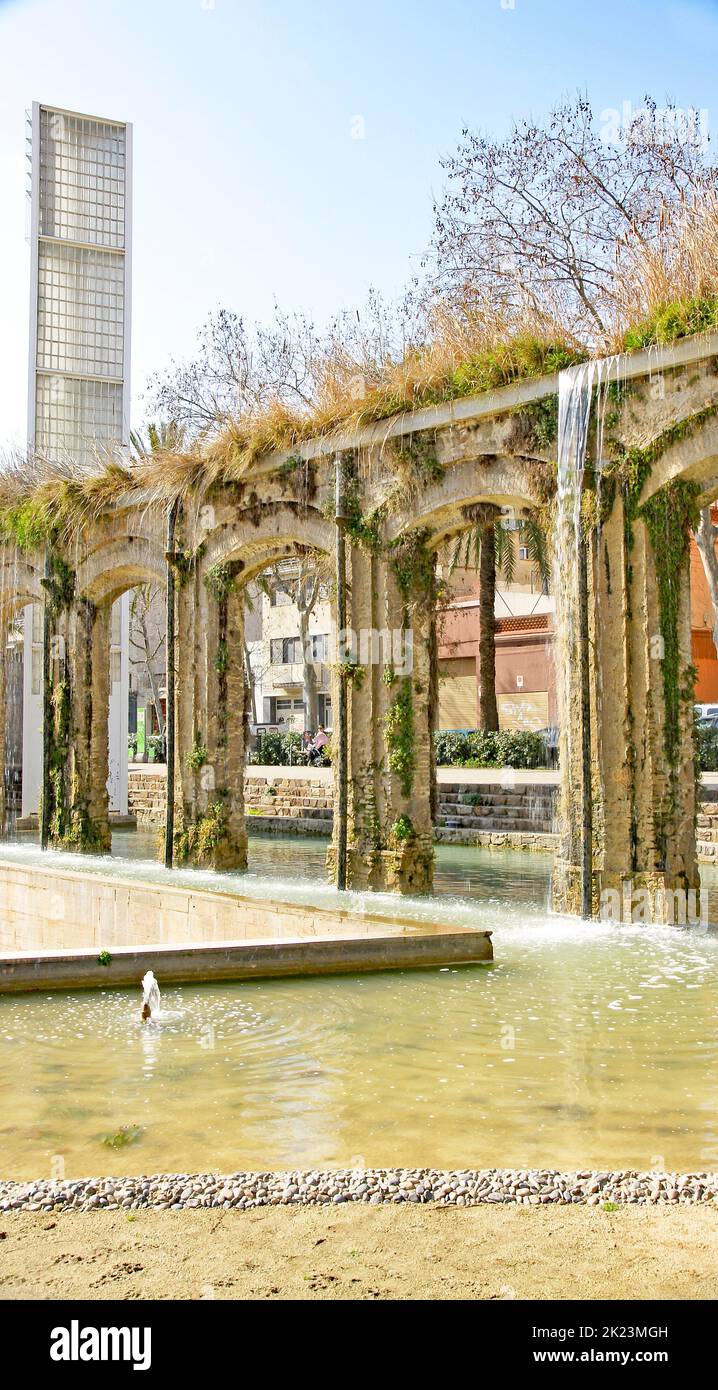 Arches et colonnes avec fontaine et étang dans le parc El Clot, Barcelone, Catalunya, Espagne, Europe Banque D'Images