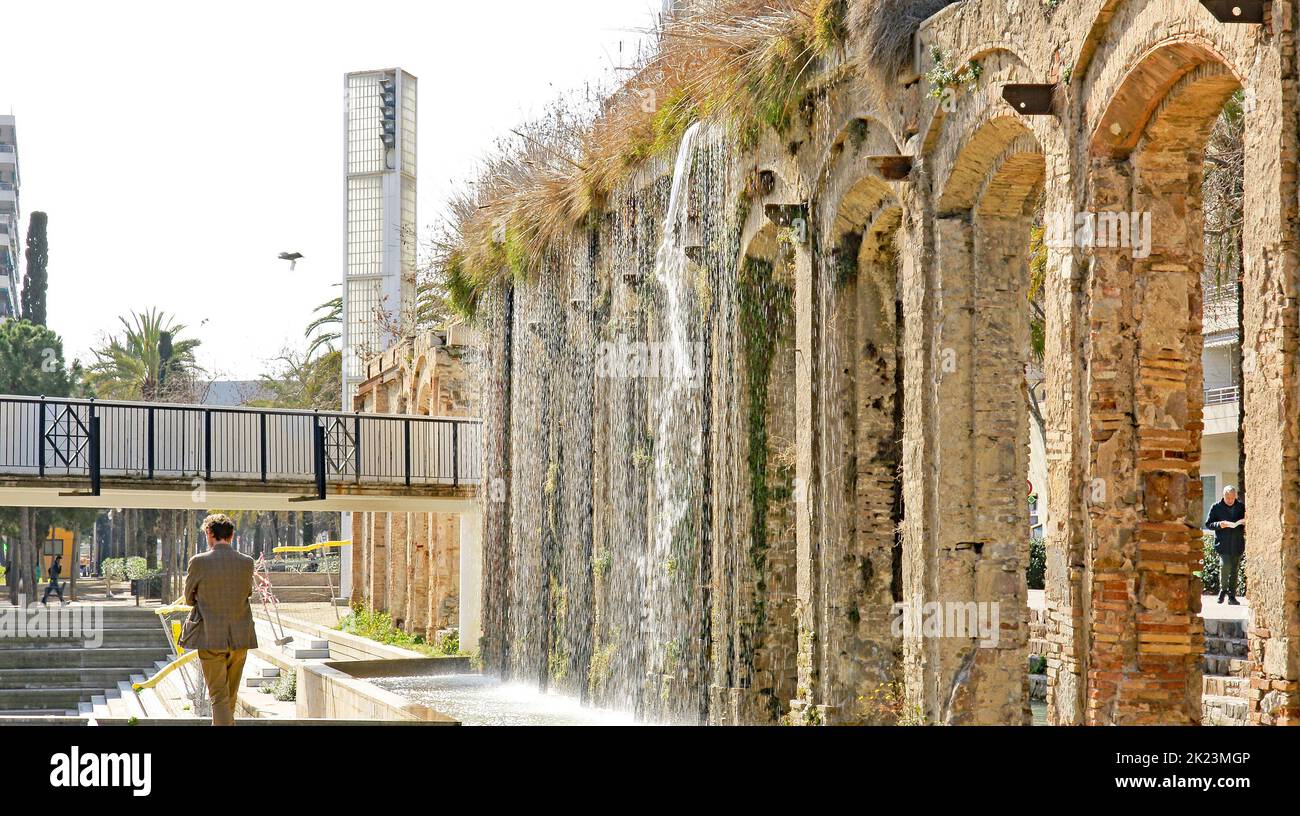 Arches et colonnes avec fontaine et étang dans le parc El Clot, Barcelone, Catalunya, Espagne, Europe Banque D'Images