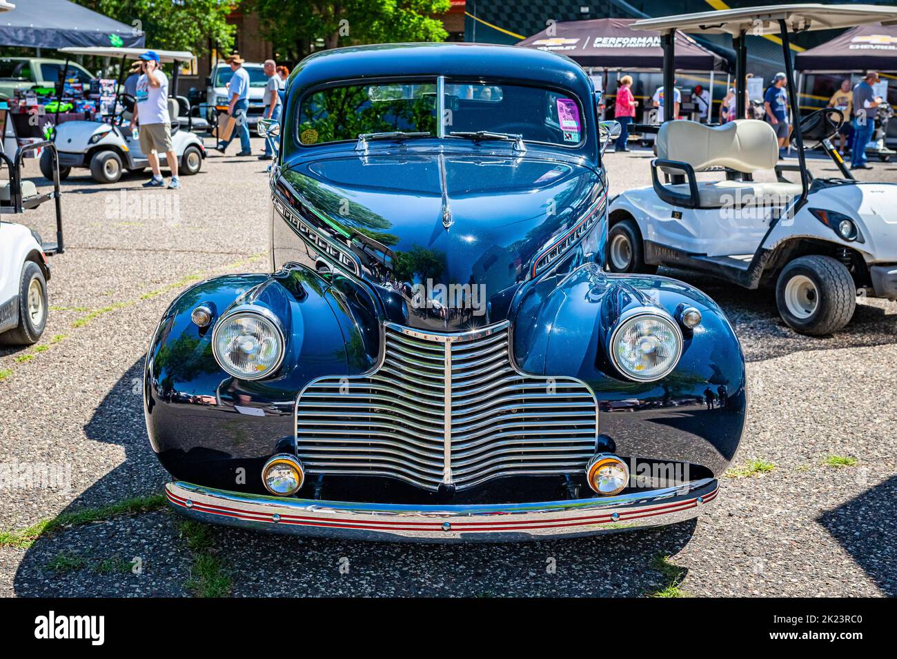 Falcon Heights, MN - 18 juin 2022 : vue de face d'un coupé Master 85 1940 de Chevrolet lors d'un salon automobile local. Banque D'Images