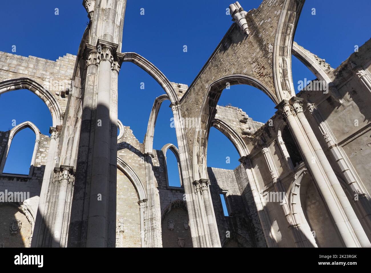 Fragment de ruines de l'église gothique. Largo do Carmo ou couvent de notre Dame du Mont Carmel, connu comme église sans toit. Nef sans toit. Lisbonne, Portugal. Banque D'Images