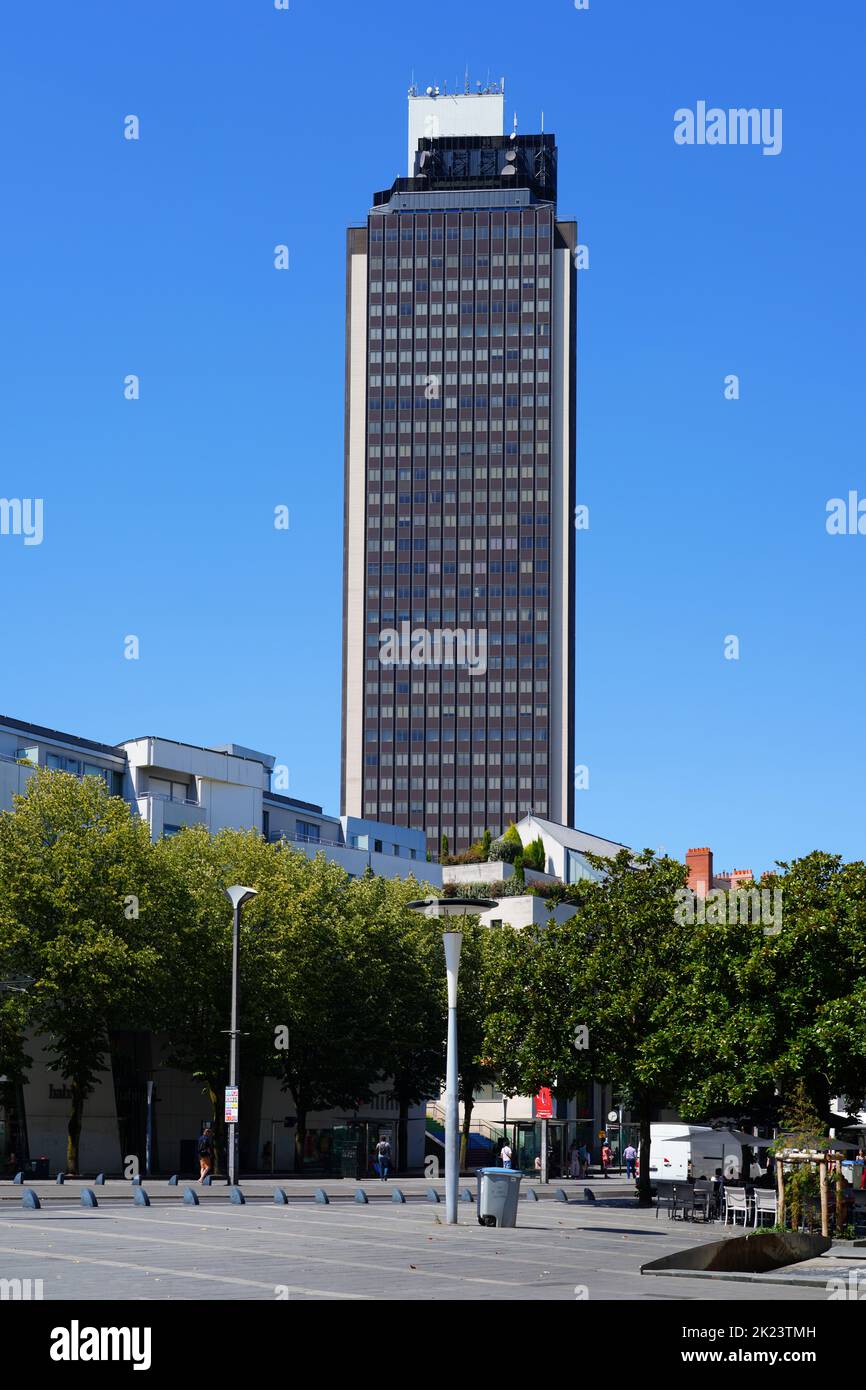 NANTES, FRANCE -10 AOÛT 2022 - vue sur Tour Bretagne, un bâtiment historique de gratte-ciel dans le centre-ville de Nantes, France. Banque D'Images