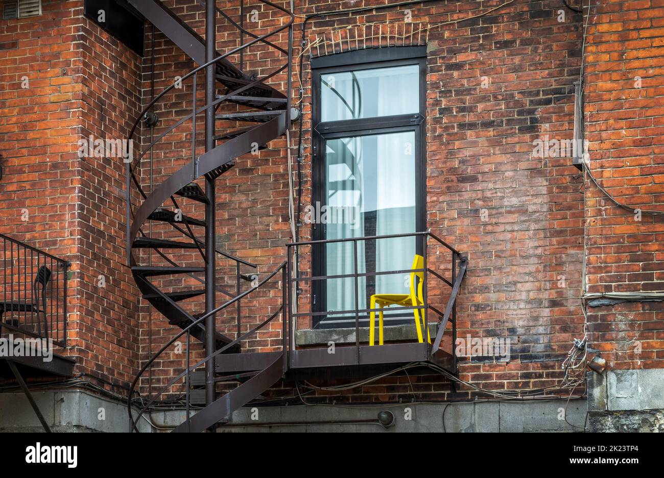 Escalier extérieur en spirale métallique rouillé sur un bâtiment en briques à Montréal, au Canada Banque D'Images