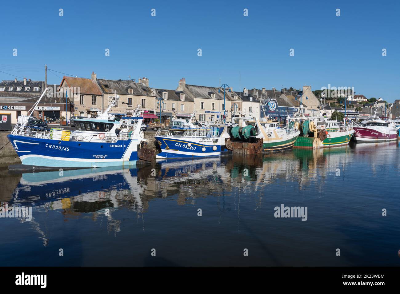 Chalutiers de pêche dans le port de Port-en-Bessin, Normandie Banque D'Images