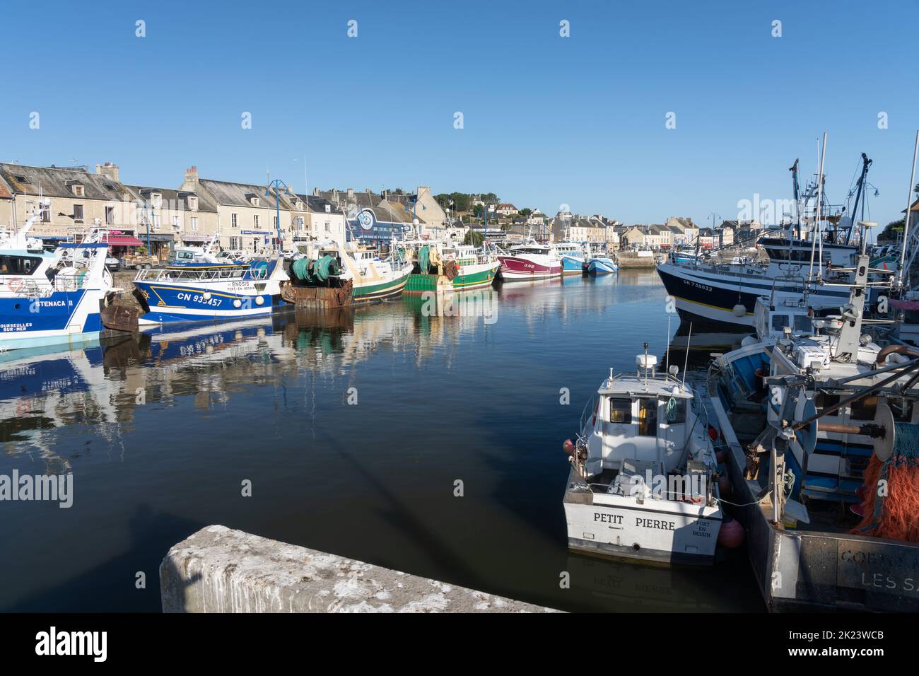 Chalutiers de pêche dans le port de Port-en-Bessin, Normandie Banque D'Images