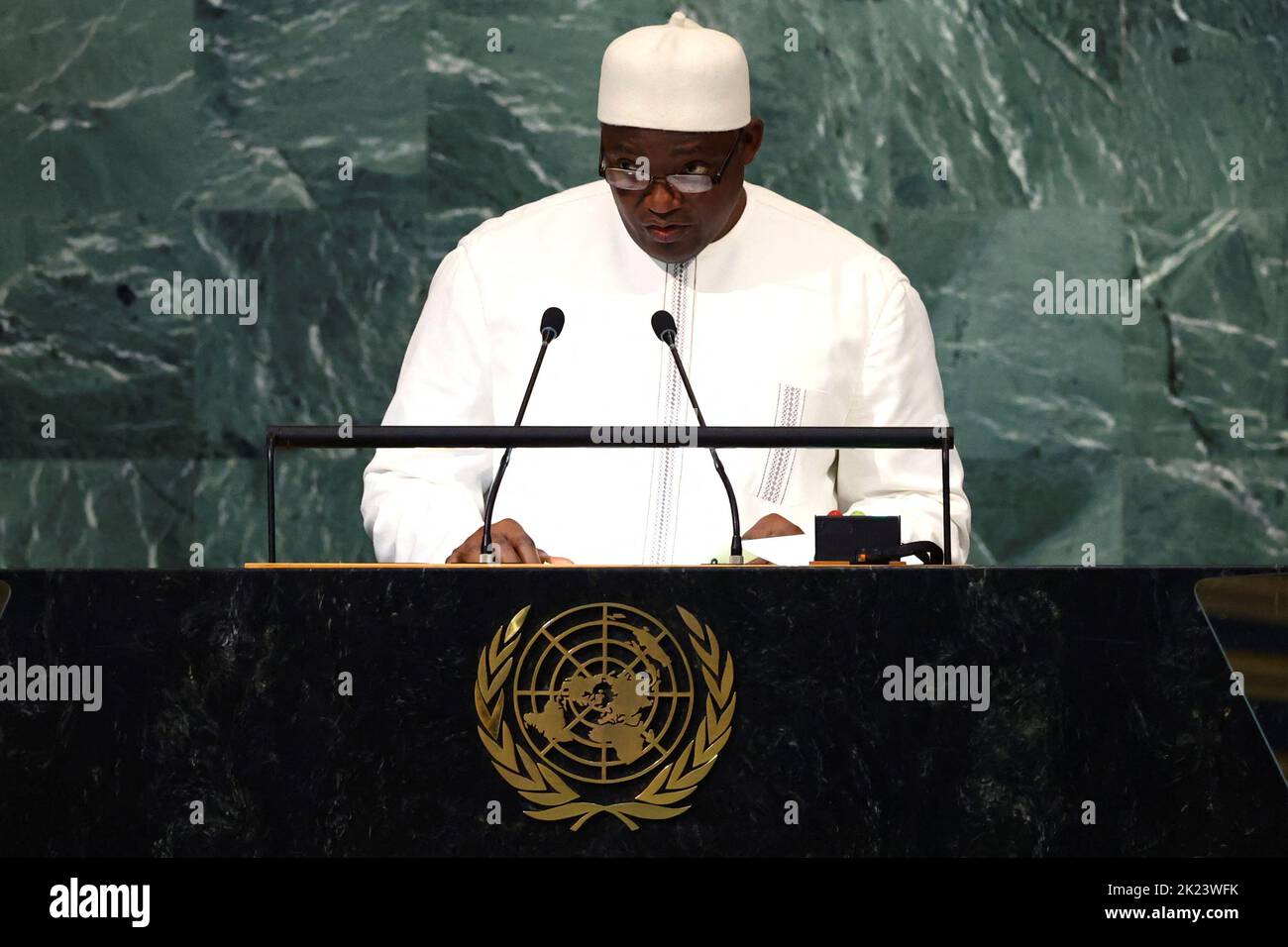 Le Président de la Gambie Adama Barrow s'adresse à la session de 77th de l'Assemblée générale des Nations Unies au siège de l'ONU à New York, aux États-Unis, au 22 septembre 2022. REUTERS/Mike Segar Banque D'Images