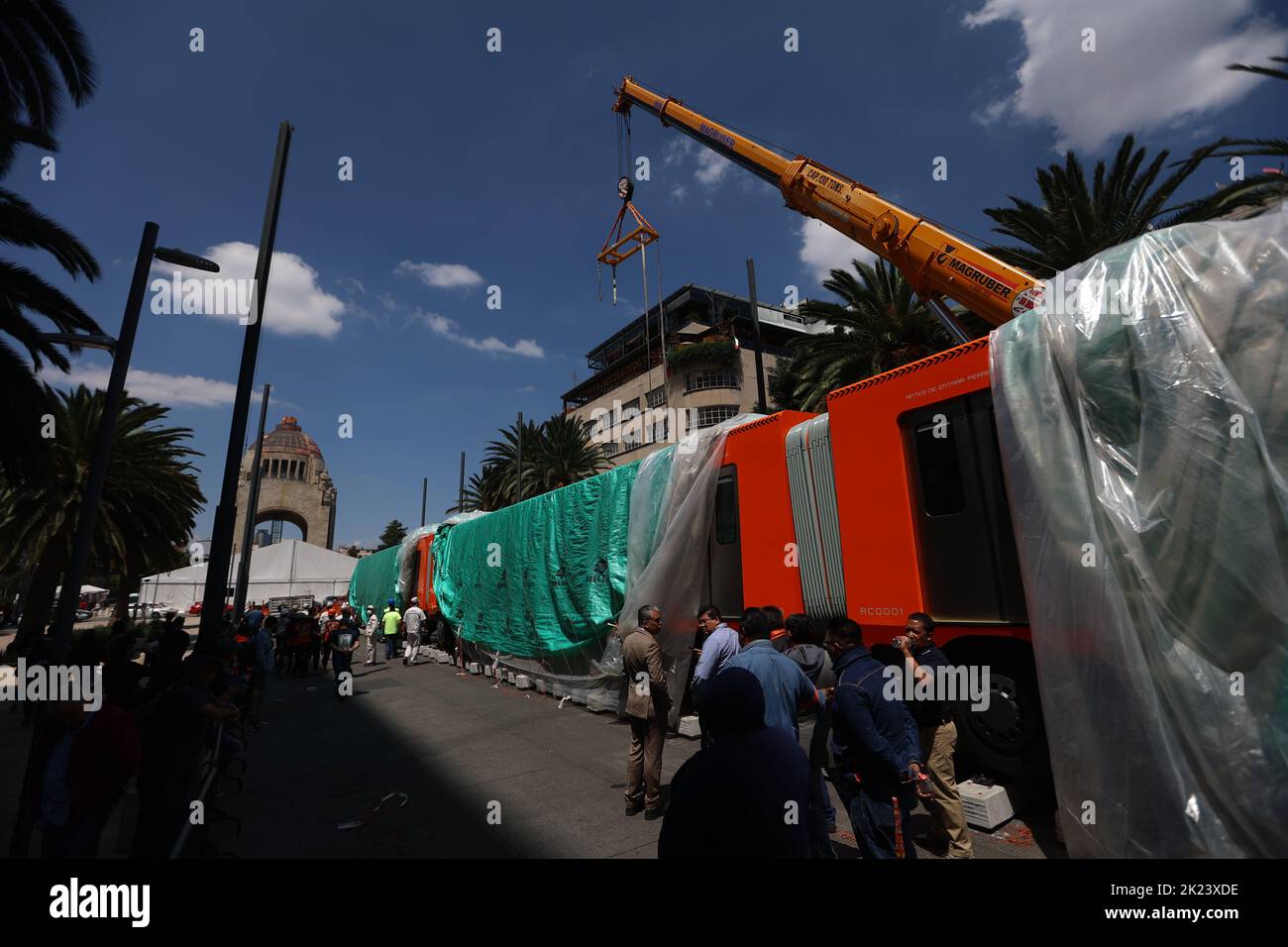 Mexico, Mexique. 21st septembre 2022. 21 septembre 2022, Mexico, Mexique : les travailleurs exposent des trains du métro mexicain au Monument de la Révolution dans le cadre des activités de promotion de la mobilité à l'occasion de la Journée mondiale sans voiture. Sur 21 septembre 2022 à Mexico, Mexique. (Photo par Luis Cortes/ Eyepix Group/Sipa USA) crédit: SIPA USA/Alay Live News Banque D'Images