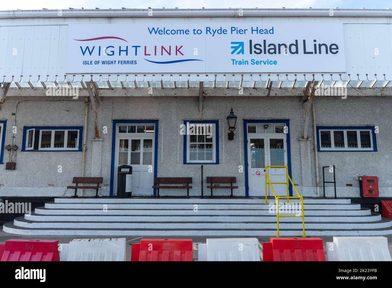 Bâtiment au bout de la jetée de Ryde sur l'île de Wight. Pour obtenir des trains Island Line à l'intérieur des terres ou des ferries Wightlink à destination de la partie continentale du Royaume-Uni. Banque D'Images