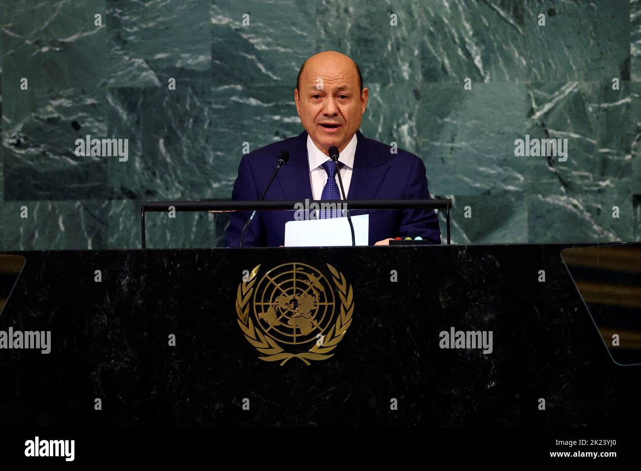Le Président du Yémen Rashad Mohammed Al-Alimi s'adresse à la session de 77th de l'Assemblée générale des Nations Unies au Siège de l'ONU à New York, aux États-Unis, au 22 septembre 2022. REUTERS/Mike Segar Banque D'Images