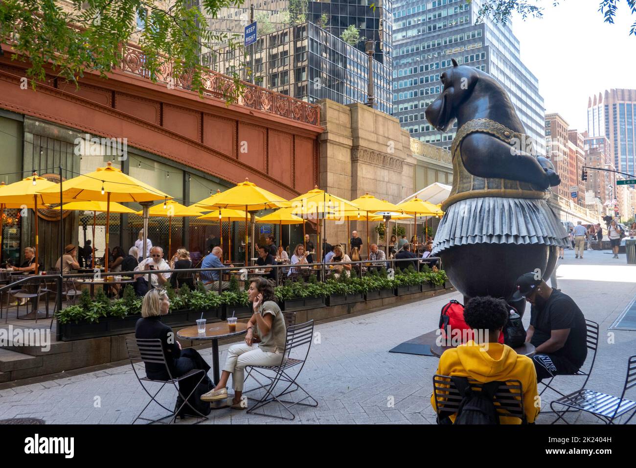 Bjorn Okholm les statues de bronze fantaisiste de Skaarup sont exposées sur Pershing Square, devant le Grand Central terminal, New York City, USA 2022 Banque D'Images